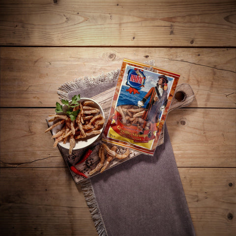 Gegrillte Shrimps Pikant – Packung und Snack auf dem Holztisch