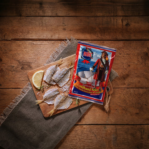 Goldband Selar Original – Packung und Trockenfisch auf dem Holztisch