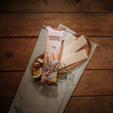 Gourmet Stripes – Packung und lange Kartoffelchips auf dem Holztisch
