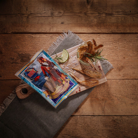 Grossschuppen-Eidechsenfisch – Packung und Snack auf dem Holztisch