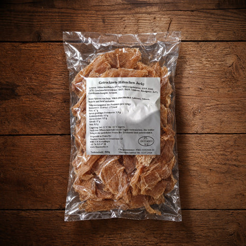 Getrocknete Hähnchen Jerky 500 g – Beutel auf dem Holztisch