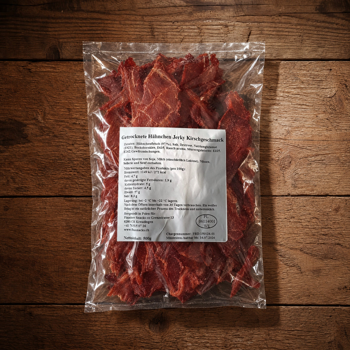 Getrocknete Hähnchen Jerky Kirschgeschmack 500 g – Beutel auf dem Holztisch