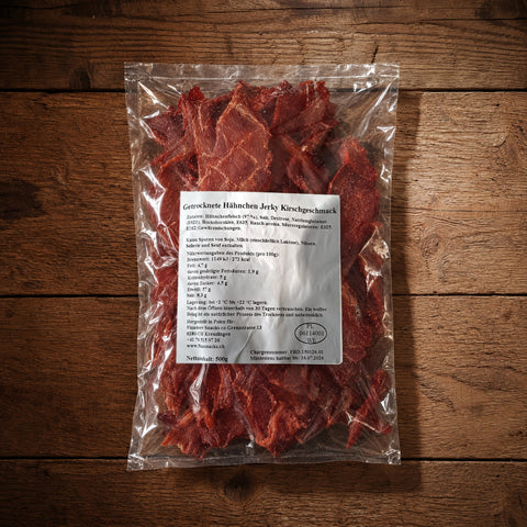 Getrocknete Hähnchen Jerky Kirschgeschmack 500 g – Beutel auf dem Holztisch