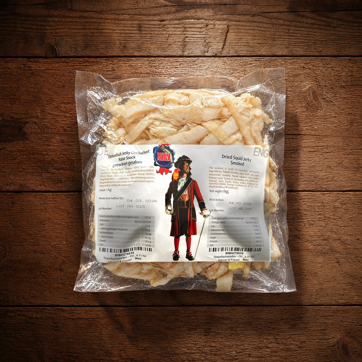 Tintenfisch Jerky Geräuchert 1 kg – Beutel auf dem Holztisch