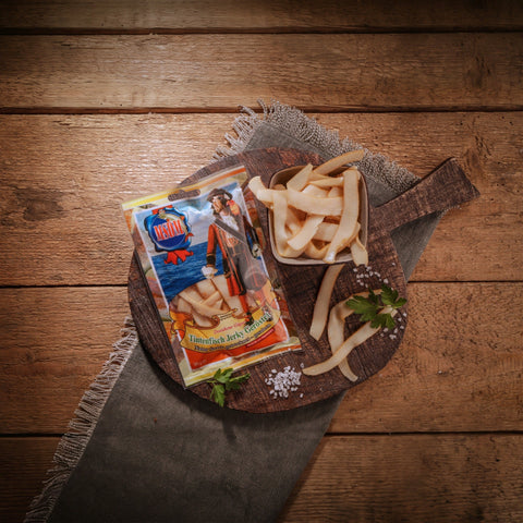 Tintenfisch Jerky Geröstet – Packung und Snack auf dem Holztisch