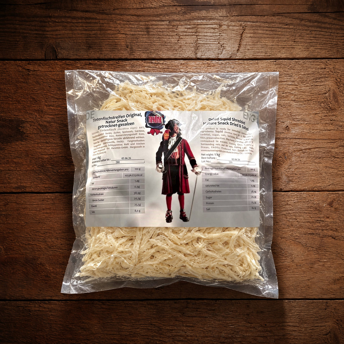 Tintenfischstreifen Original 1 kg – Beutel auf dem Holztisch